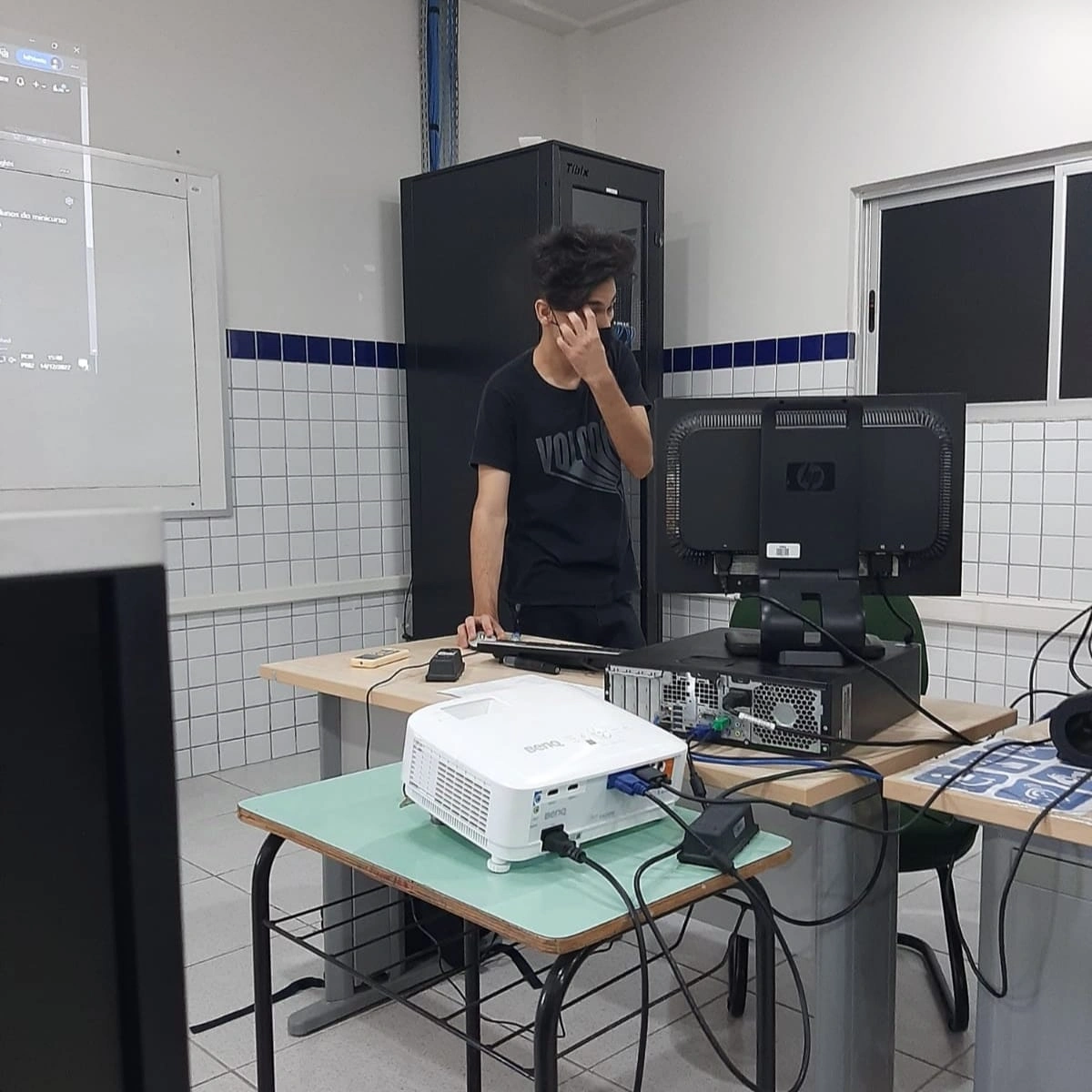 Imagem do Lázaro Alexandre ministrando o minicurso de Git e Github no IFRN.