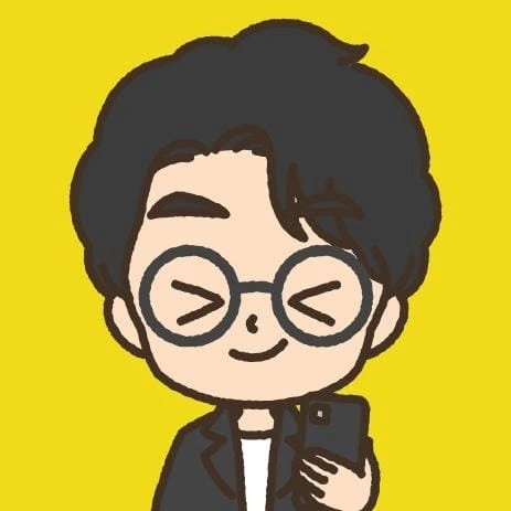 Imagem cartunesca do Lázaro Alexandre, o Homolazarus, rindo com o celular na mão.