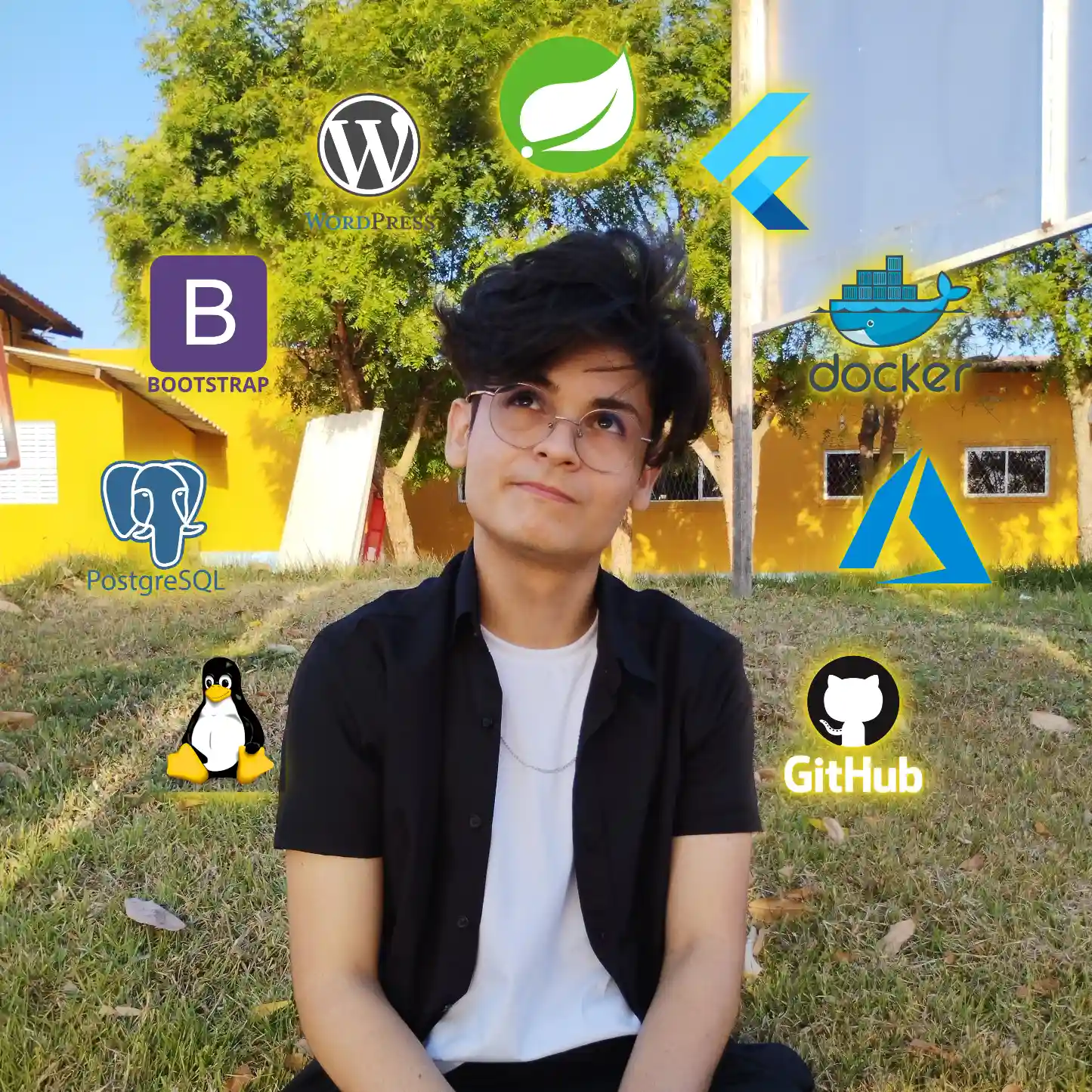 Imagem oficial do Lázaro Alexandre sentado na grama e com ícones de tecnologia em volta de sua cabeça.