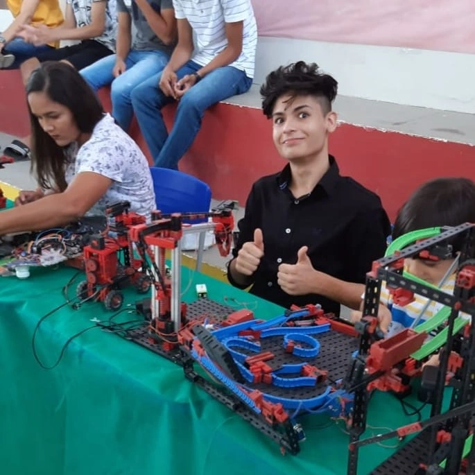 Imagem do Lázaro Alexandre no dia da apresentação final da eletiva de robótica.